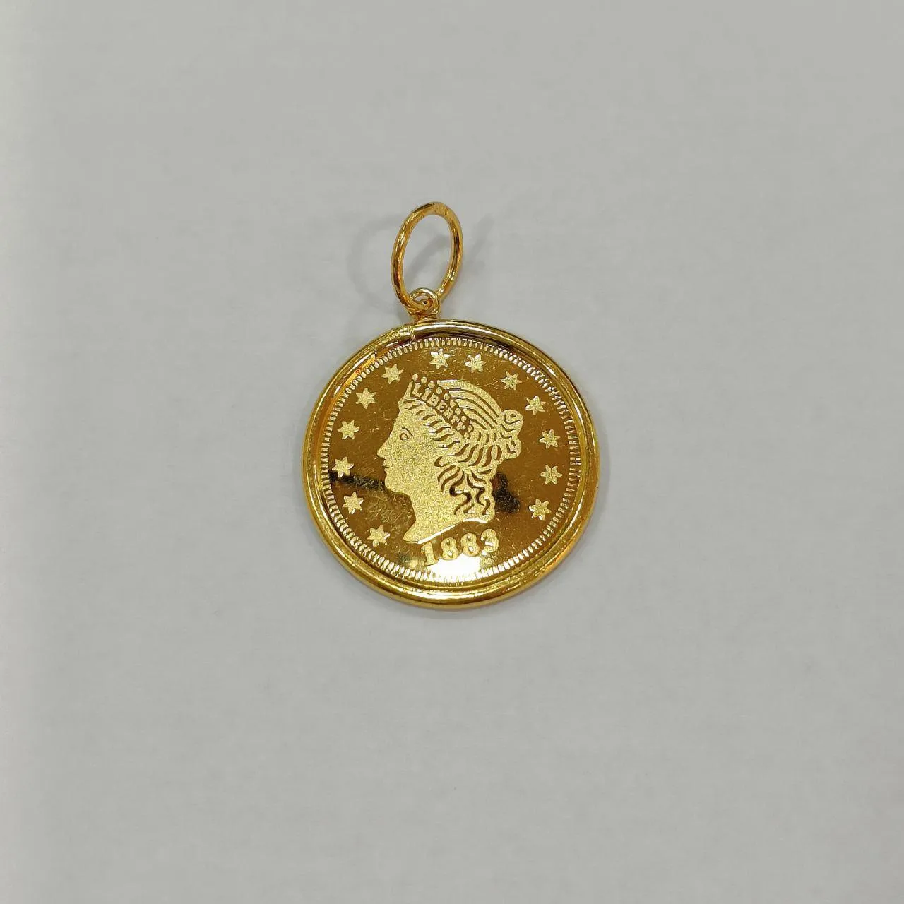 Sure! Here’s an optimized title for your e-commerce product:

Elegant 22K Gold Queen Elizabeth Coin Pendant with 916 Gold Frame - Timeless Jewelry Piece

This title highlights the quality of the gold, the unique aspect of the coin, and the elegance of the pendant, making it appealing to potential buyers.