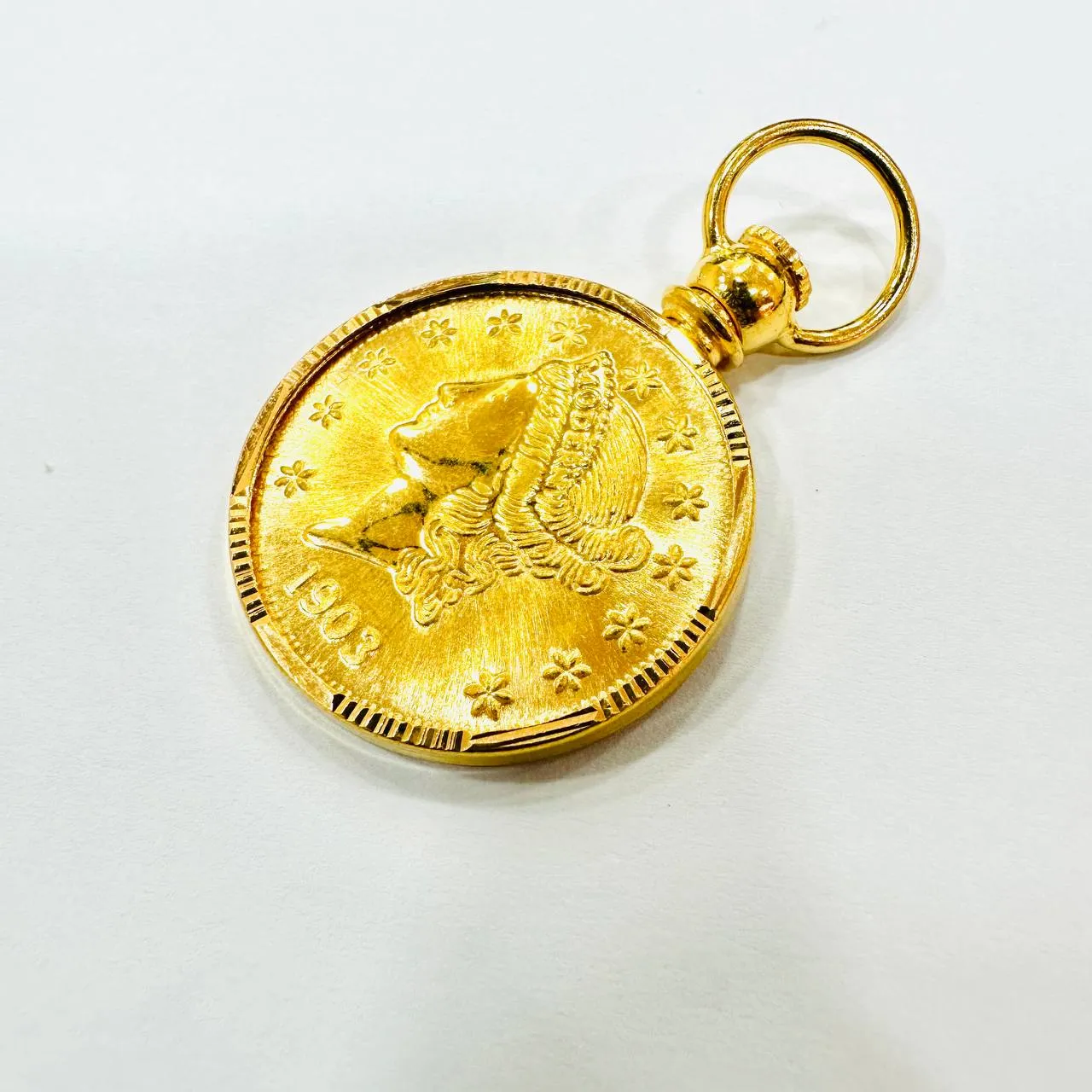 Sure! Here’s an optimized title for your e-commerce product:

Elegant 22K Gold Queen Elizabeth Coin Pendant with 916 Gold Frame - Timeless Jewelry Piece

This title highlights the quality of the gold, the unique aspect of the coin, and the elegance of the pendant, making it appealing to potential buyers.