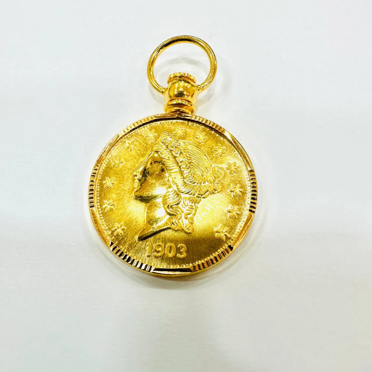 Sure! Here’s an optimized title for your e-commerce product:

Elegant 22K Gold Queen Elizabeth Coin Pendant with 916 Gold Frame - Timeless Jewelry Piece

This title highlights the quality of the gold, the unique aspect of the coin, and the elegance of the pendant, making it appealing to potential buyers.