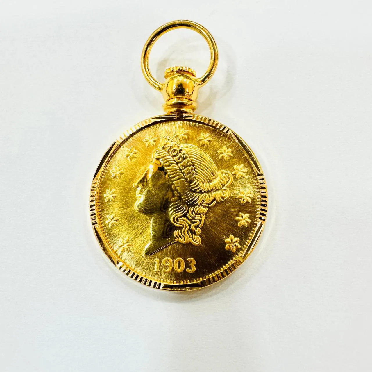 Sure! Here’s an optimized title for your e-commerce product:

Elegant 22K Gold Queen Elizabeth Coin Pendant with 916 Gold Frame - Timeless Jewelry Piece

This title highlights the quality of the gold, the unique aspect of the coin, and the elegance of the pendant, making it appealing to potential buyers.